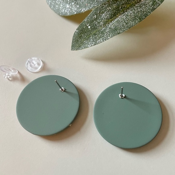 Greenish/Gray Round Button Style Disk Earrings, retro 50s 60s 90s NWT - Picture 3 of 4